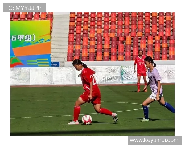 热情似火的足球明星们热血拼搏在绿茵场上展现风采