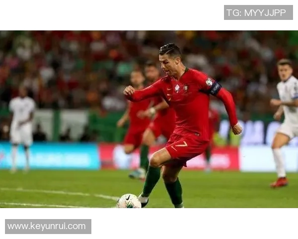 射门技巧卓越的足球明星们展现绝佳进攻能力与精彩瞬间